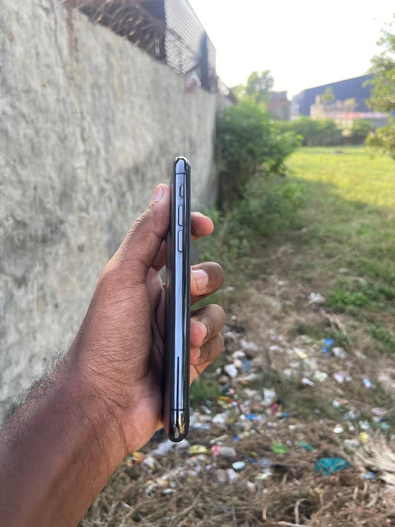 Apple iPhone 11 Pro 4