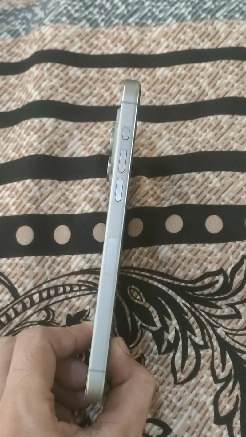 Apple iPhone 15 Pro Max 4