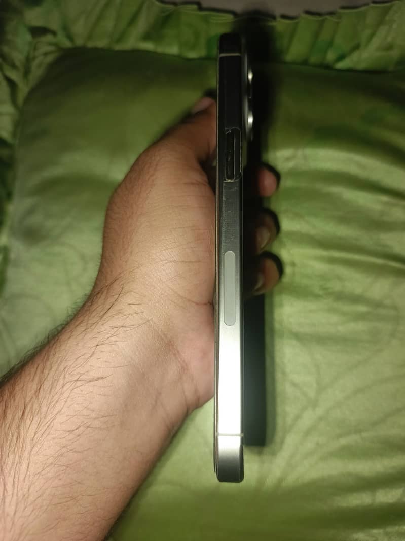 Apple iPhone 15 Pro Max 3