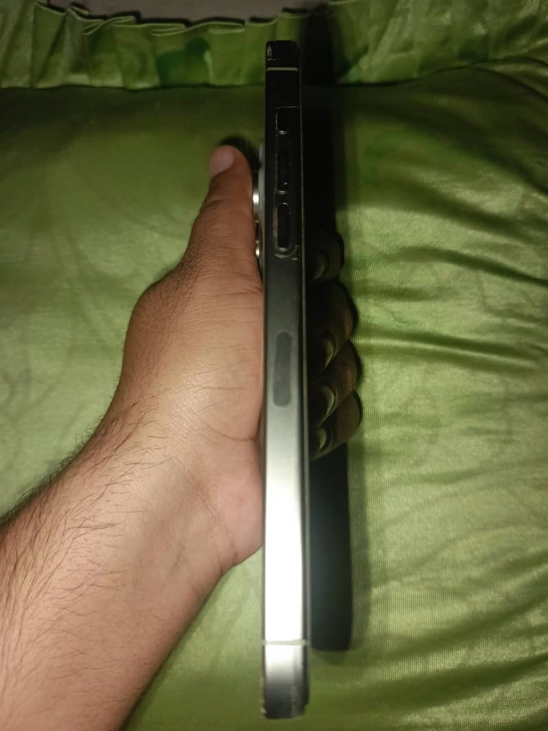 Apple iPhone 15 Pro Max 4