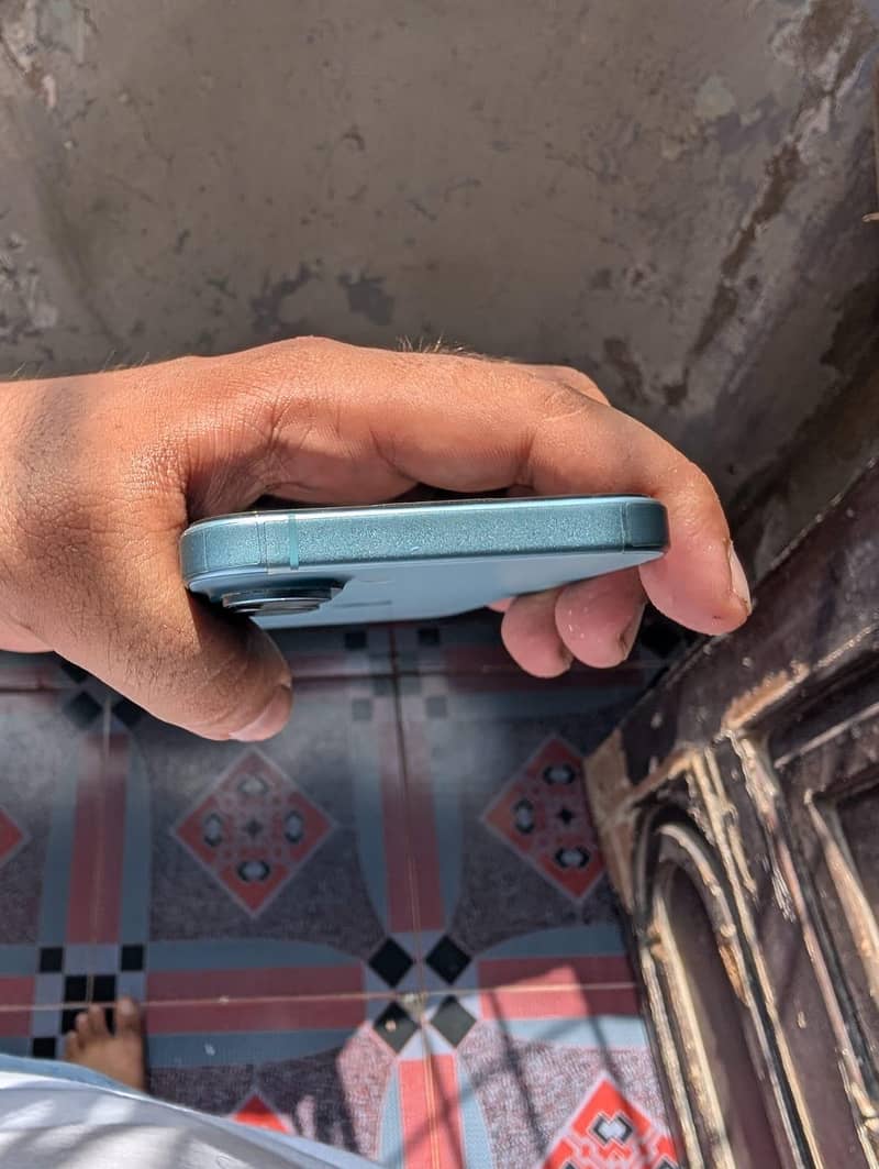 Apple iPhone 16 3