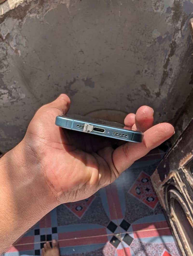 Apple iPhone 16 4
