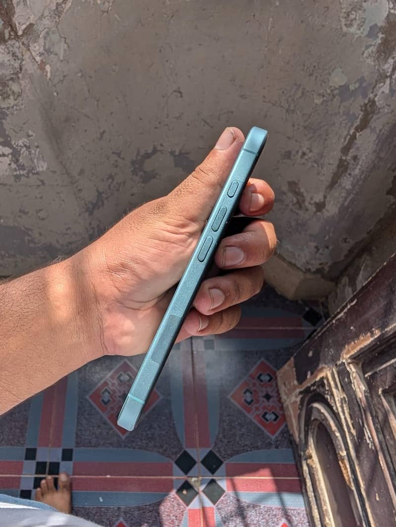 Apple iPhone 16 5