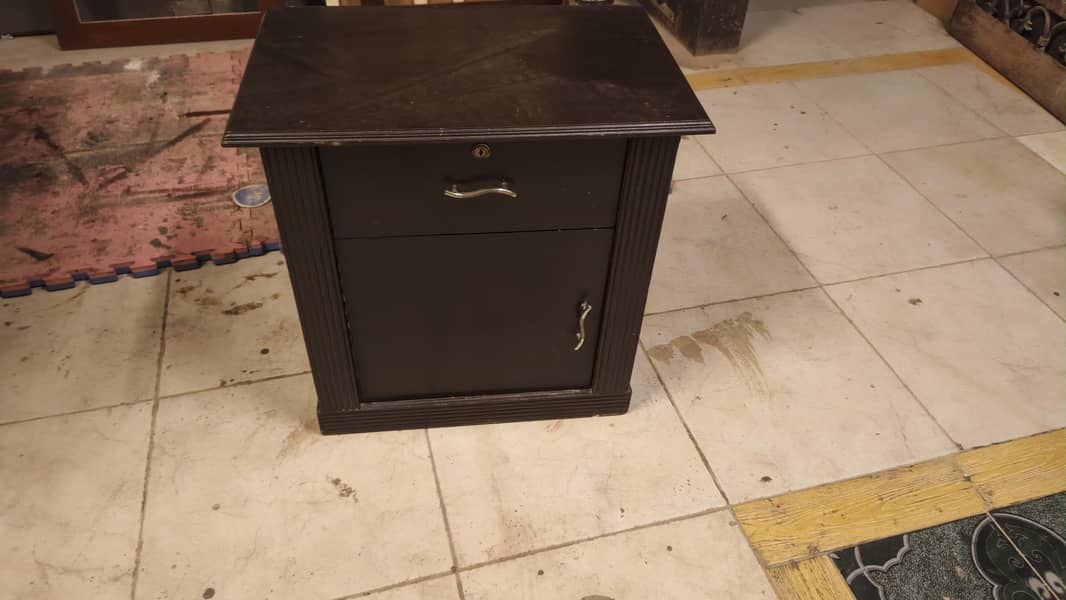 slightly used bed  set with dressing table 2