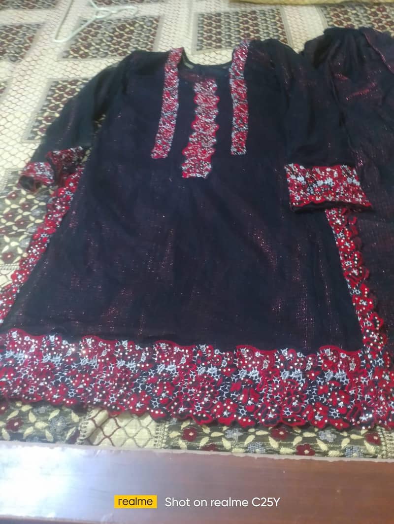 فینسی کپڑے ہیں سیل پر لگائے ہوئے 1