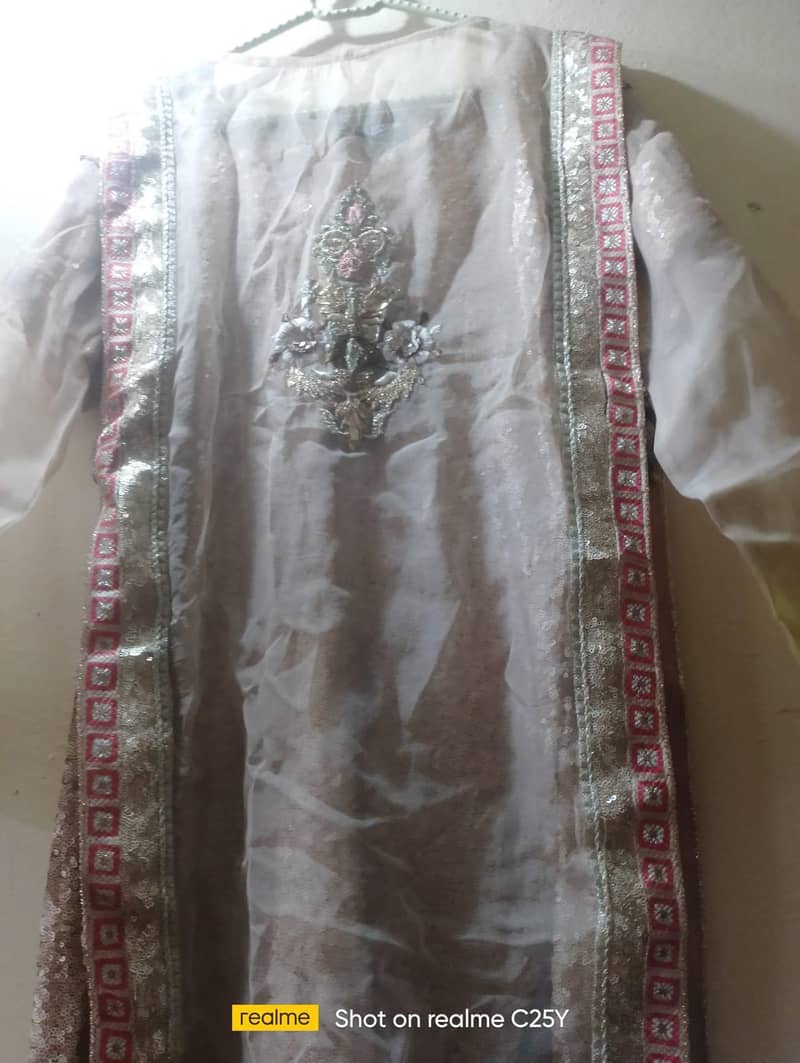 فینسی کپڑے ہیں سیل پر لگائے ہوئے 2