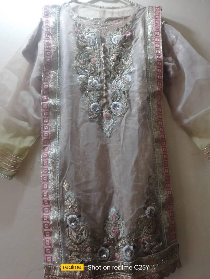 فینسی کپڑے ہیں سیل پر لگائے ہوئے 3