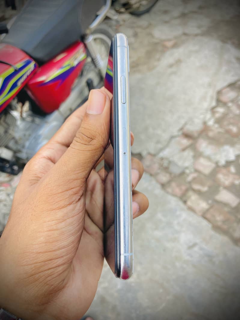 iPhone X 4