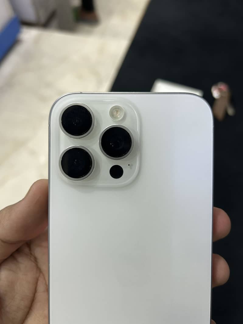 Apple iPhone 16 Pro Max 1