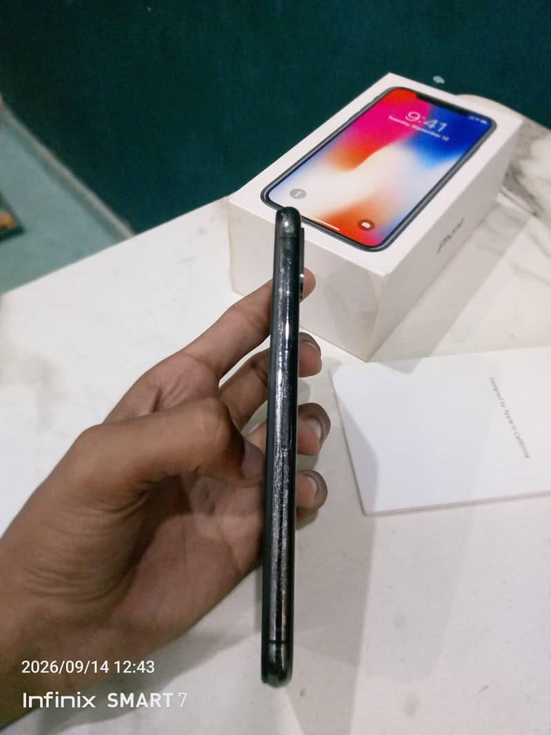 Apple iPhone X 4