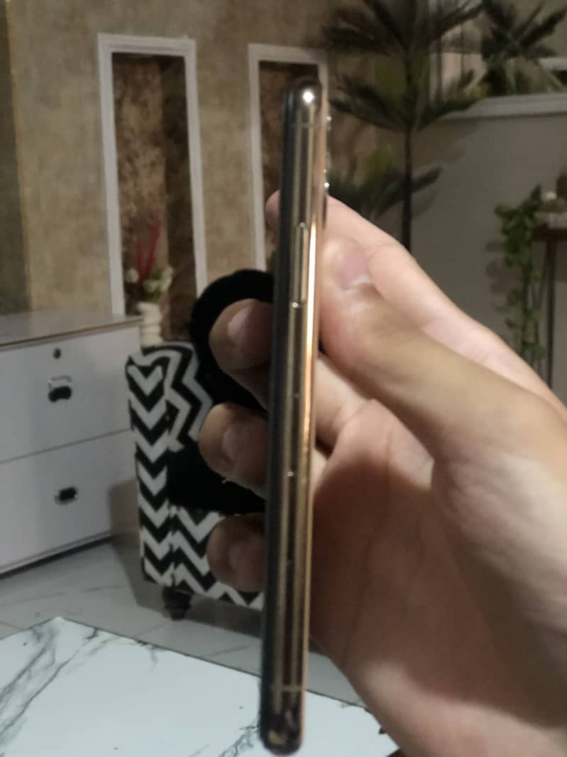 Apple iPhone 11 Pro 4