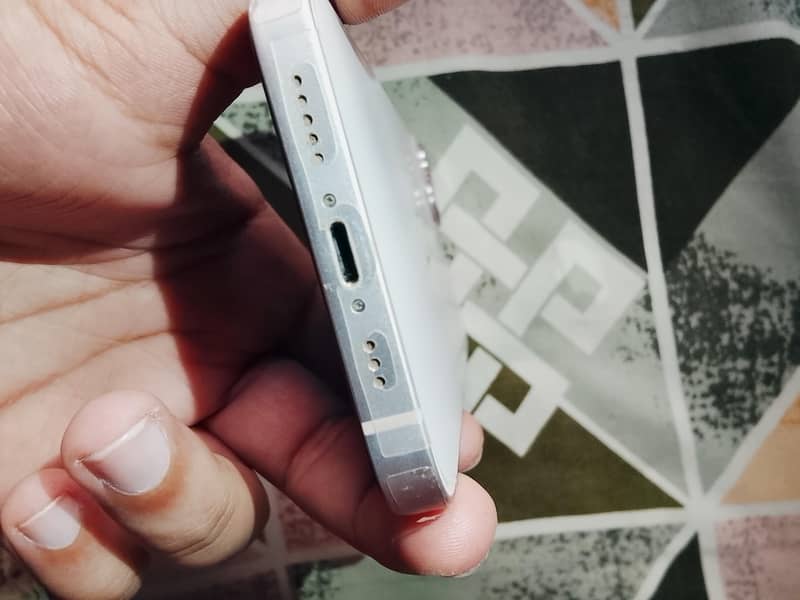 Apple iPhone 13 4