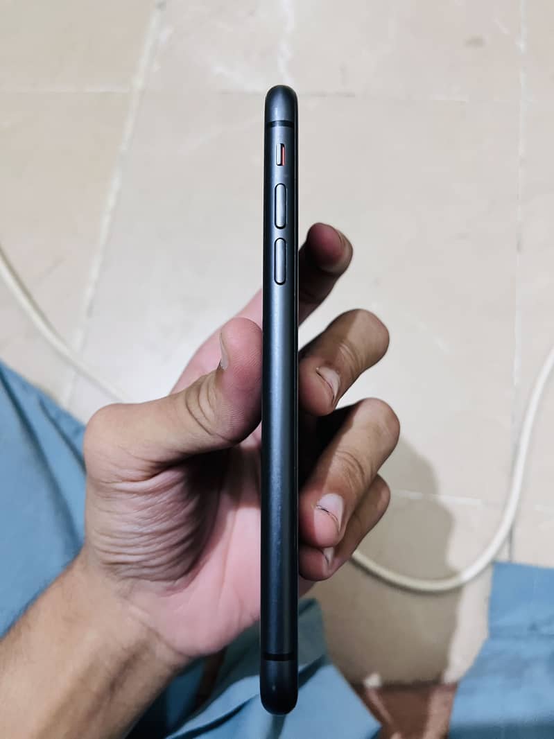 Apple iPhone 11 4