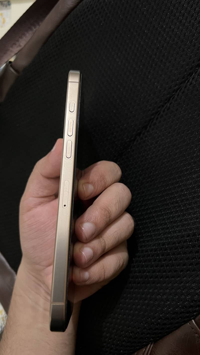 Apple iPhone 16 Pro Max 2