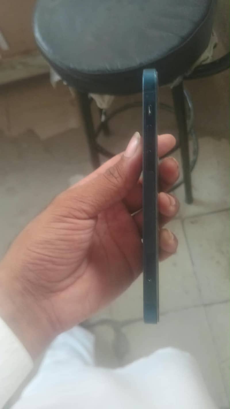 Apple iPhone 12 4