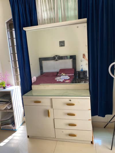 Dressing table/ Dresser/ White dressing table
