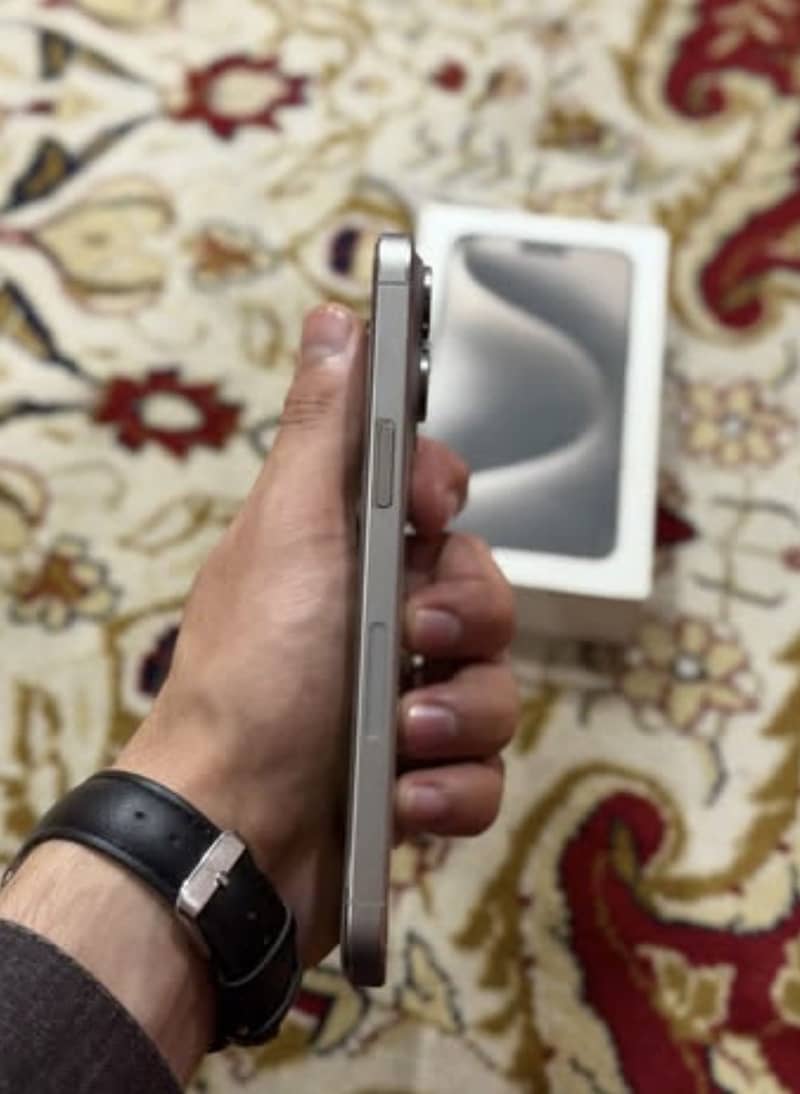 Apple iPhone 15 Pro Max 2