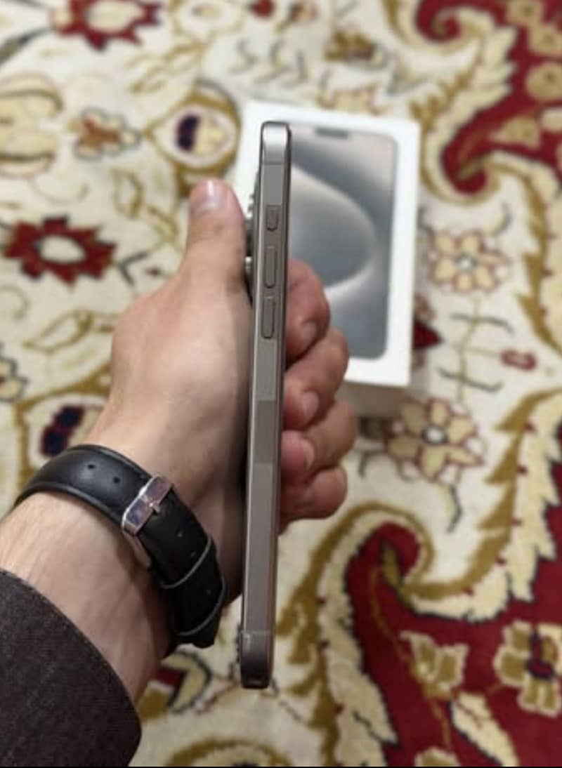 Apple iPhone 15 Pro Max 4