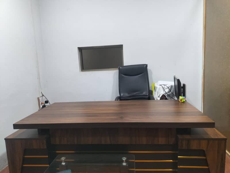 Executive office table slightly used 0
