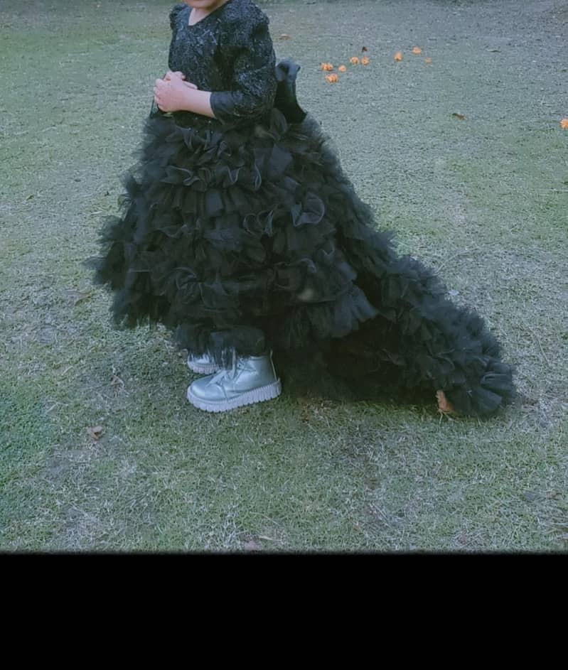 black tailed maxi 1