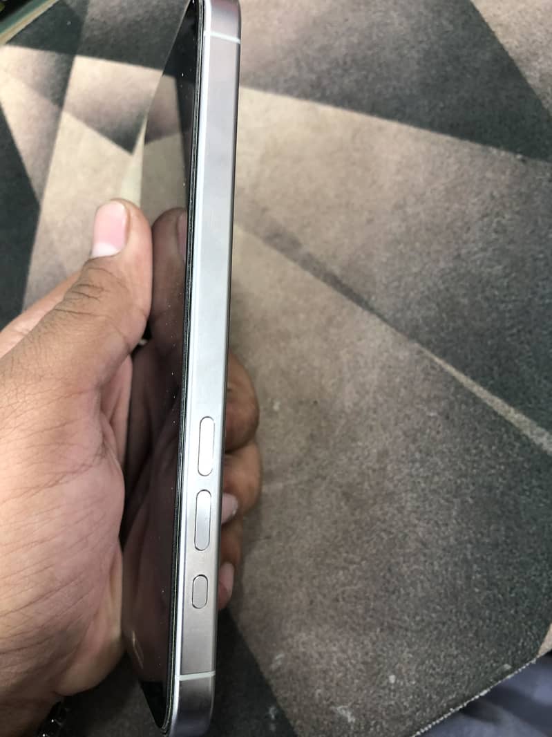 Apple iPhone 15 Pro Max 2