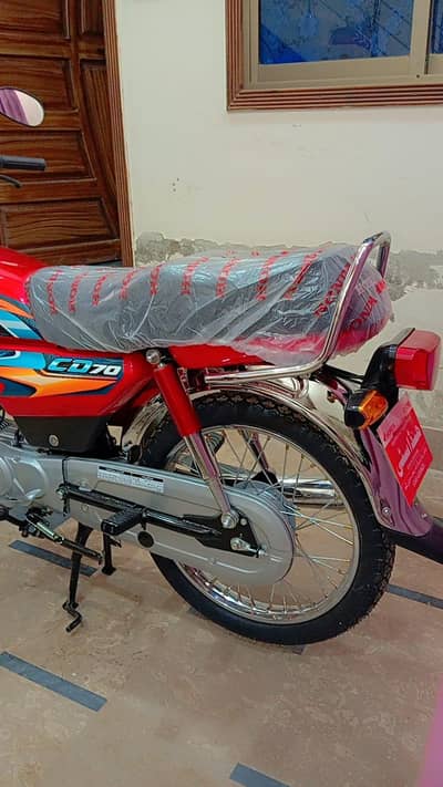 Cd 70 2027 model Red colour