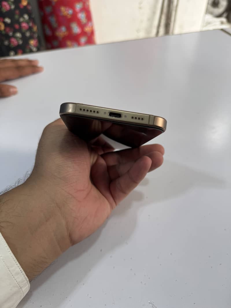 iPhone 16 pro max 4