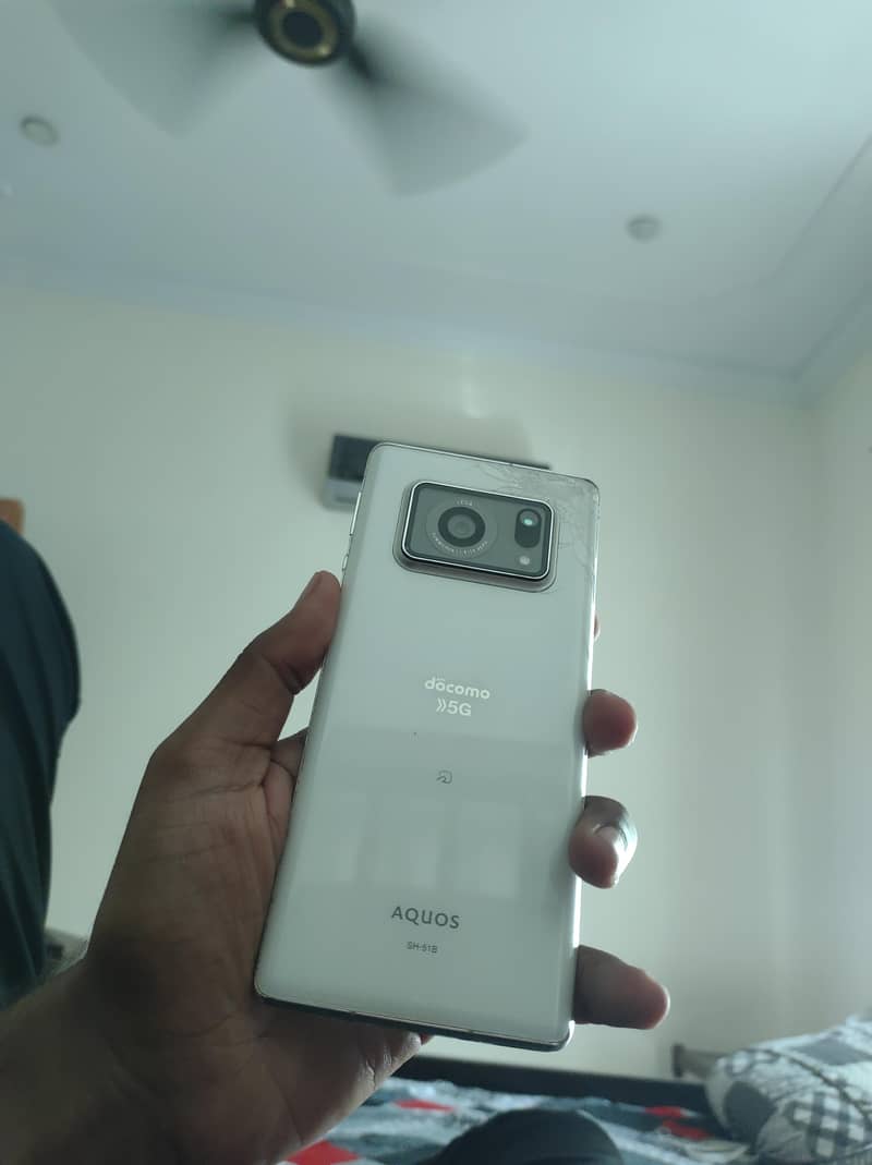 Sharp Aquos R6 0