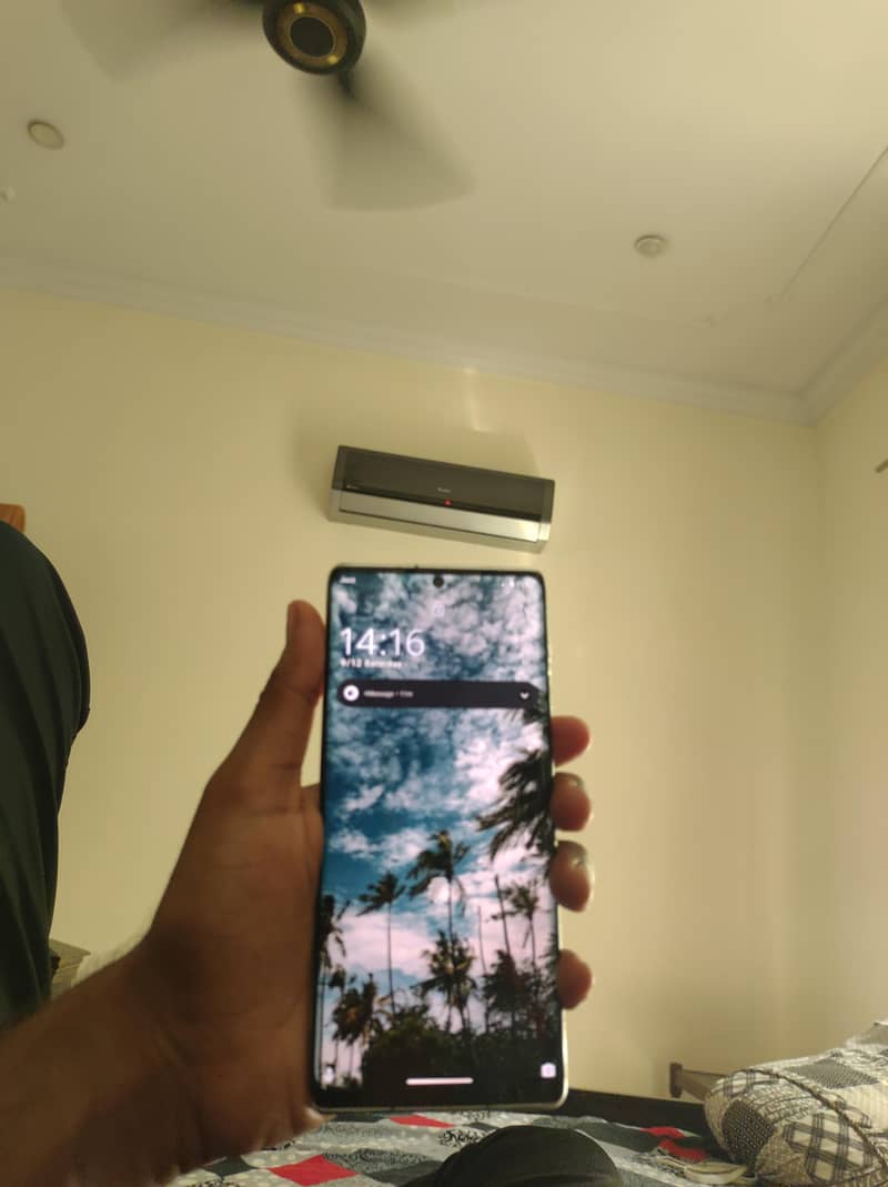 Sharp Aquos R6 1