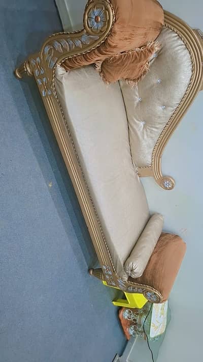 Neat and clean bed dresser soba said tabal pota set