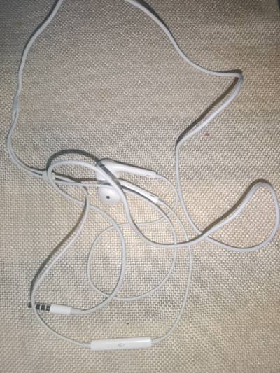 Apple earpods 3.5mm in good condition price 3000 negotiable