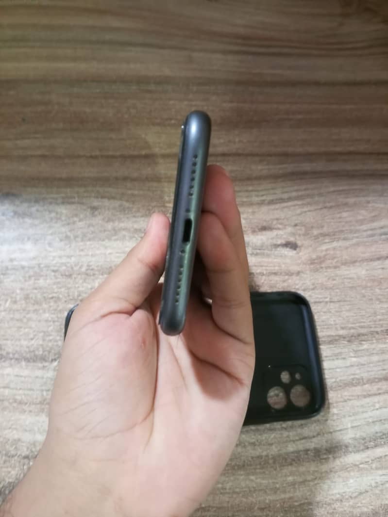 Apple iPhone 11 4