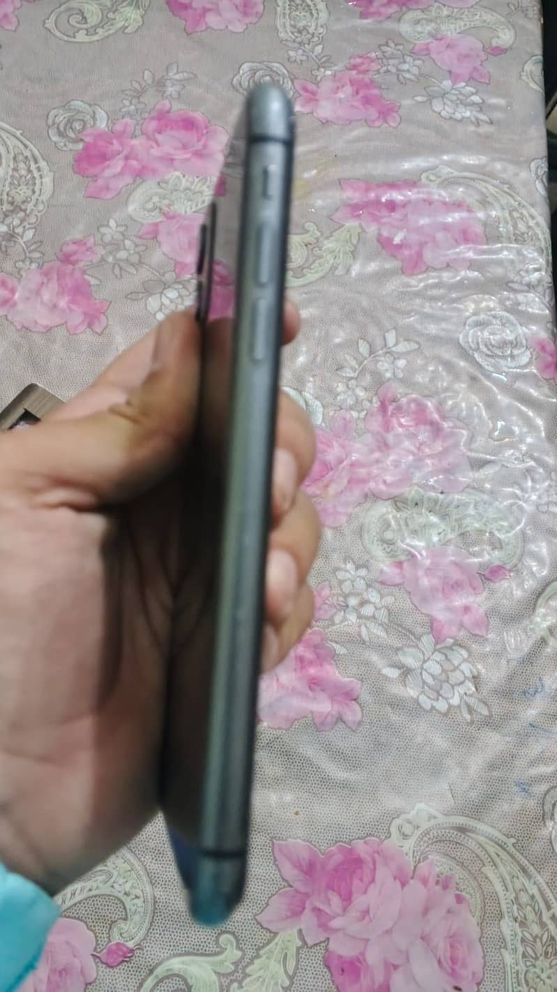 Apple iPhone 11 4