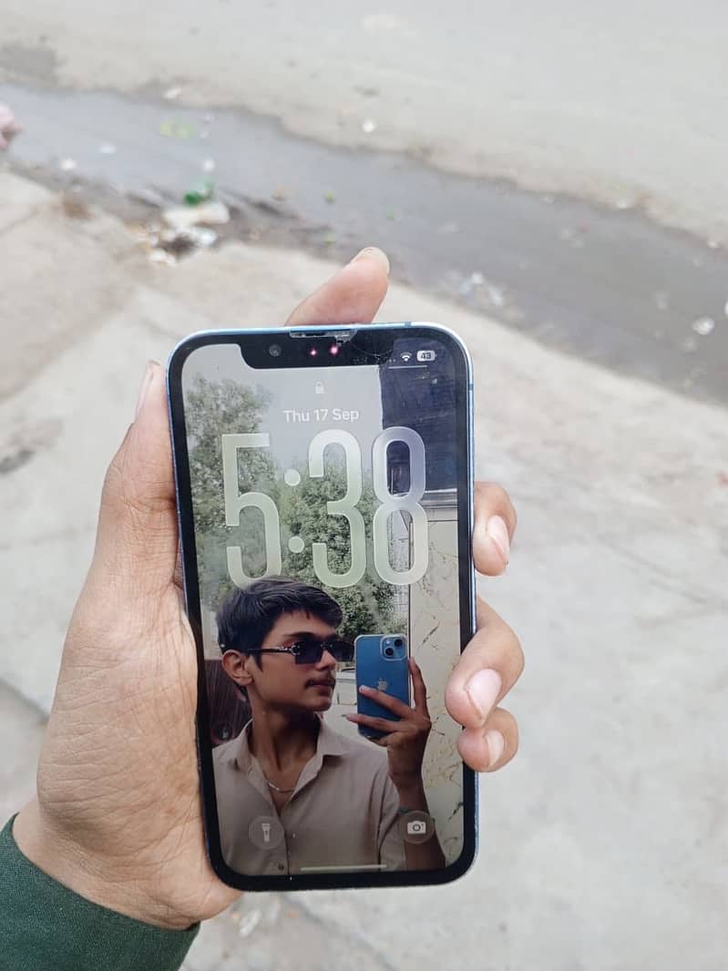 Apple iPhone 13 4