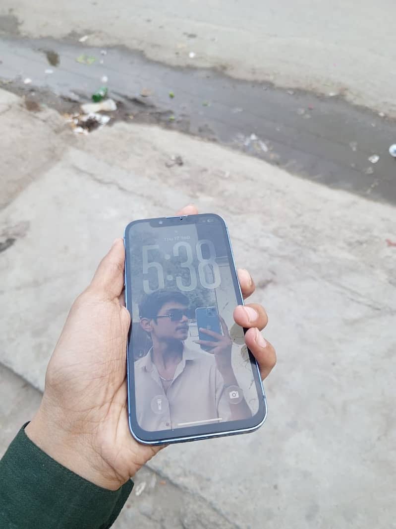 Apple iPhone 13 5
