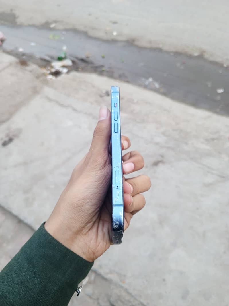Apple iPhone 13 8