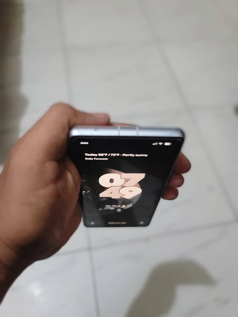 Google Pixel 7a in scratch less condition 5