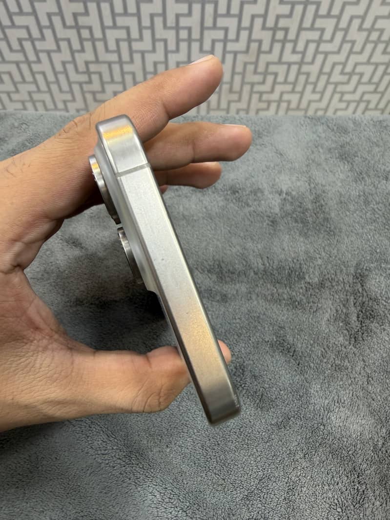 iPhone 15 Pro Max  (DOT) 5
