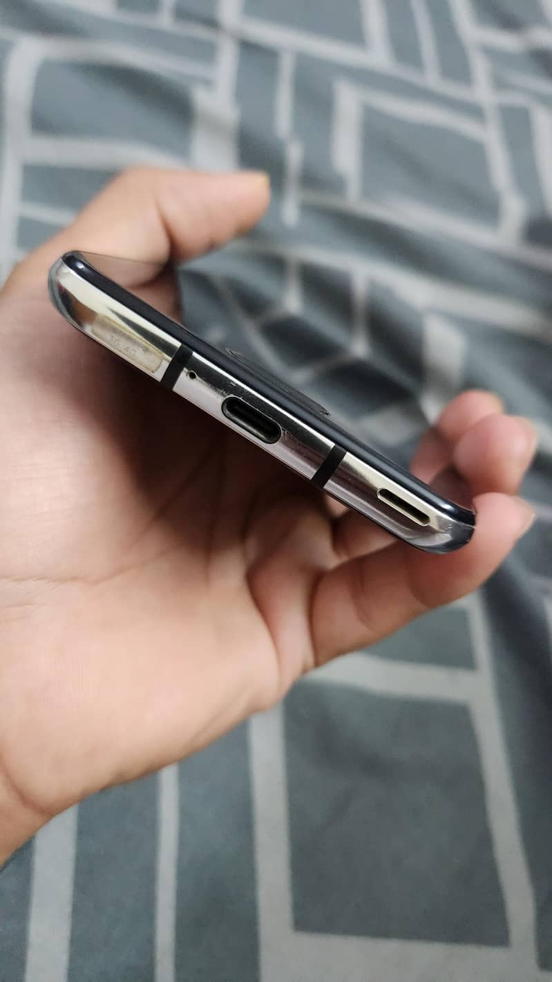 Sharp Aquos R2 9/10 condition 2