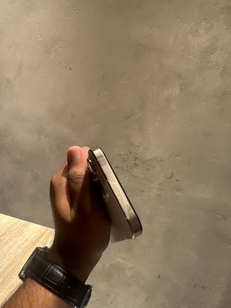 IPhone 16 Pro Max 4