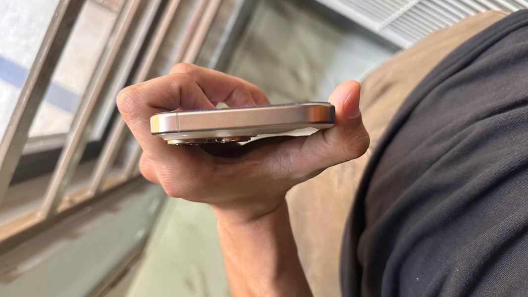 Apple iPhone 16 Pro Max 1