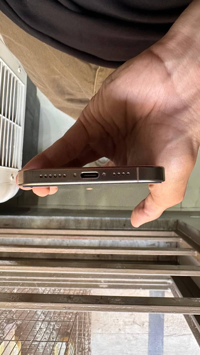 Apple iPhone 16 Pro Max 3