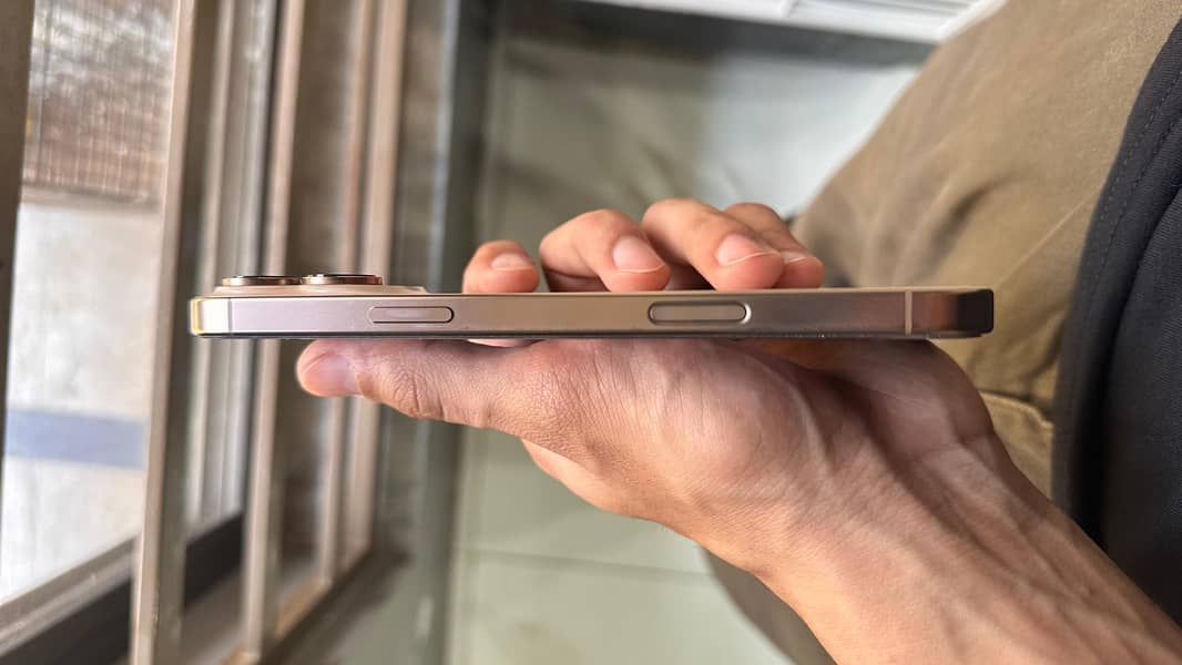 Apple iPhone 16 Pro Max 4