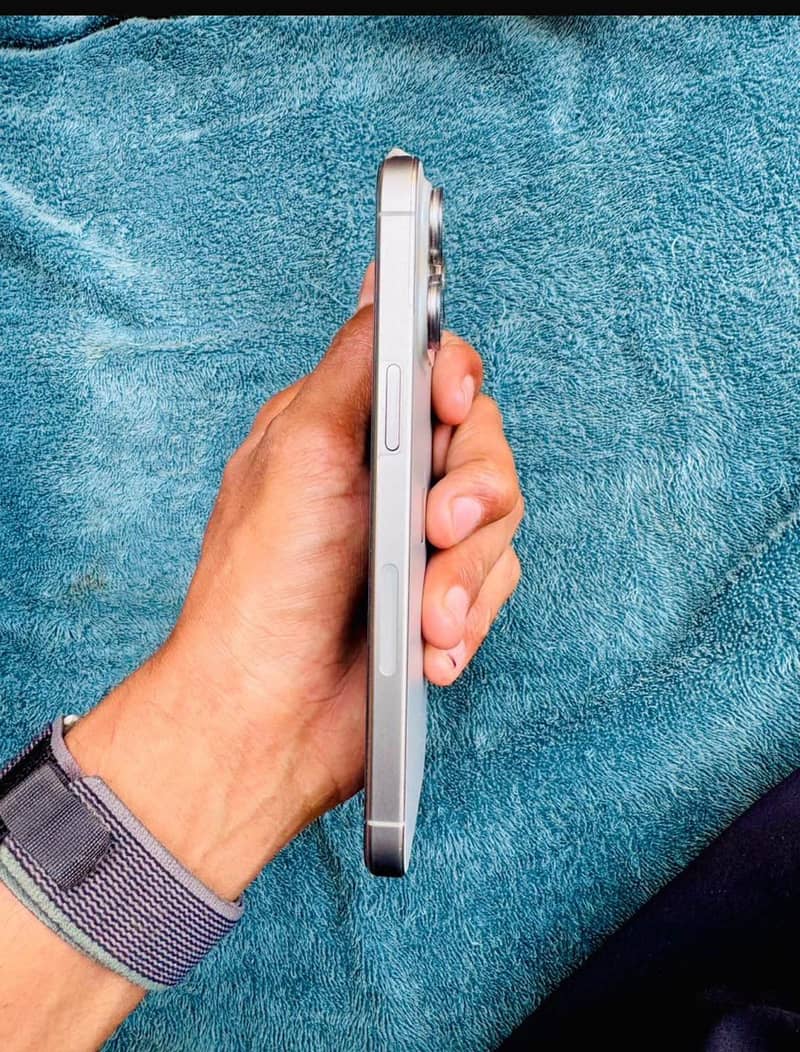 Apple iPhone 15 Pro Max 3