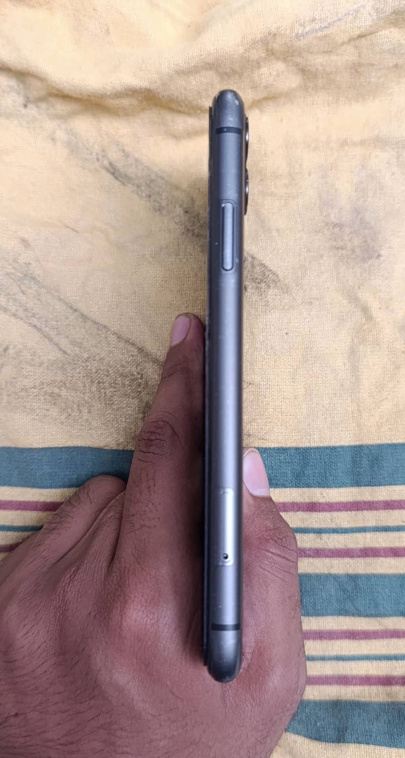 Apple iPhone 11 4