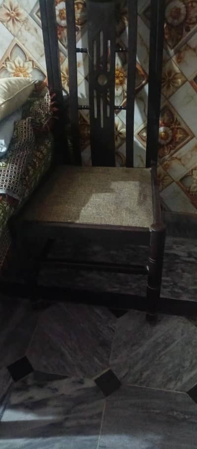 Dinning table with 4 chair 10/9.5 condition