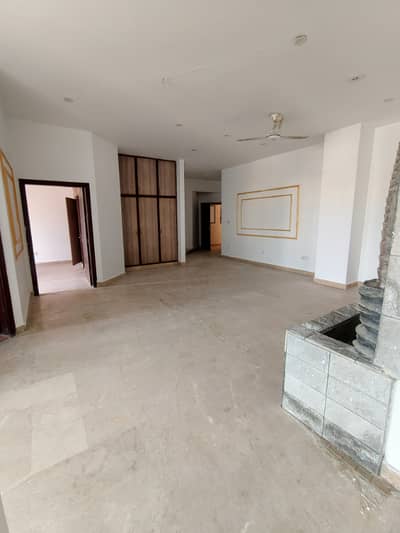 Spacious 3 bed apartment for rent (office and residential)