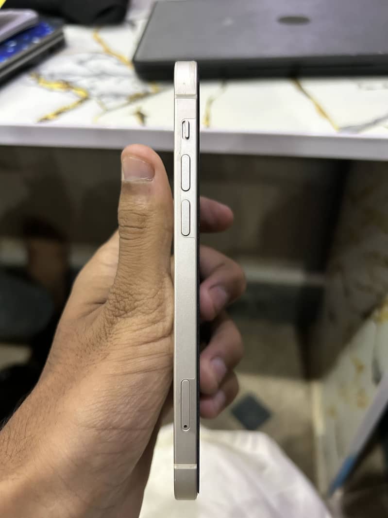 Apple iPhone 12 4