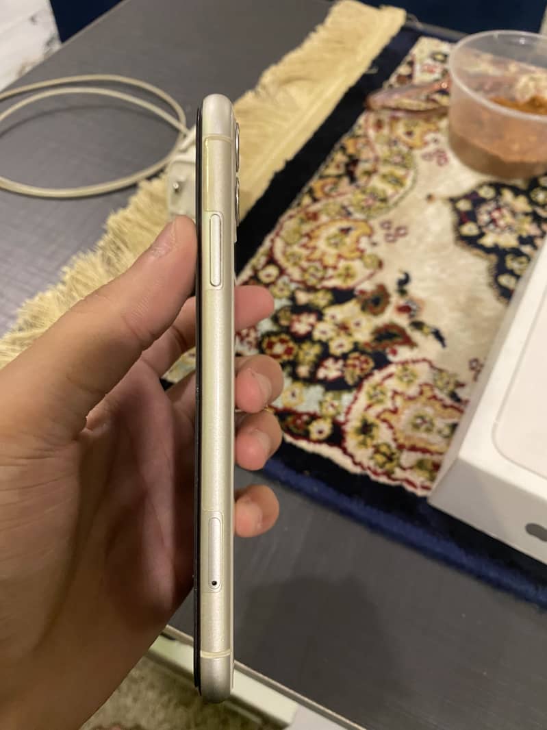 Apple iPhone 11 4