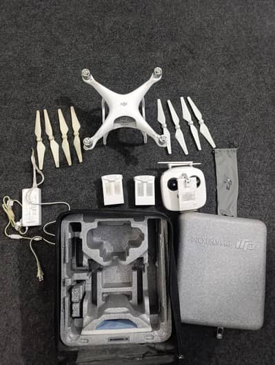 DJI Phantom 4 clean condition with 2 batteries never opnened